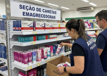 Agentes da Anvisa retirando canetas emagrecedoras da prateleira após suspensão - Imagem Ilustrativa