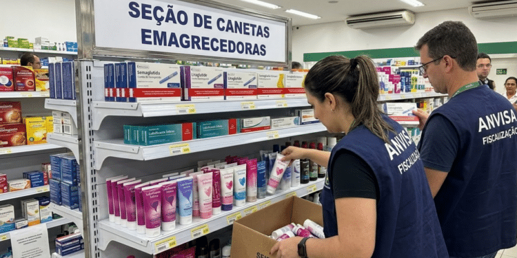 Agentes da Anvisa retirando canetas emagrecedoras da prateleira após suspensão - Imagem Ilustrativa