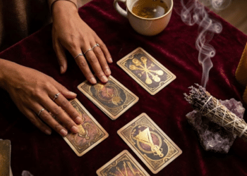 Mulher verificando as cartas do tarô em cima da mesa