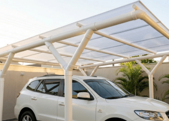 Garagem de PVC protege carro sob luz suave do entardecer