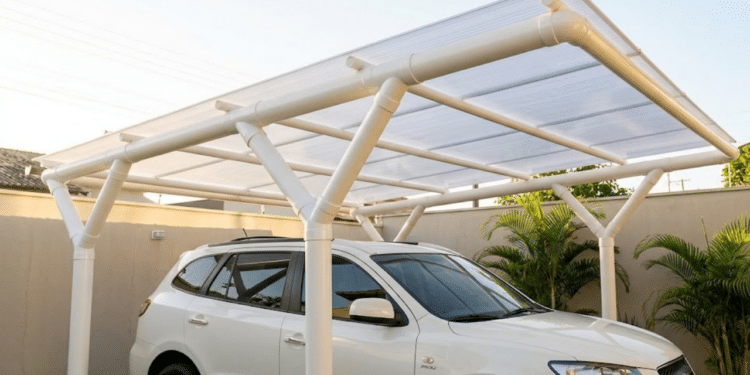 Garagem de PVC protege carro sob luz suave do entardecer
