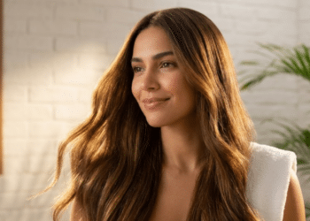 Cabelo radiante e sedoso iluminado pela luz natural do so