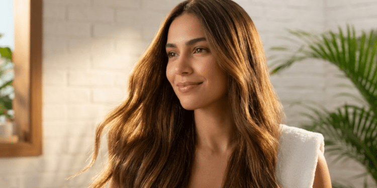 Cabelo radiante e sedoso iluminado pela luz natural do so