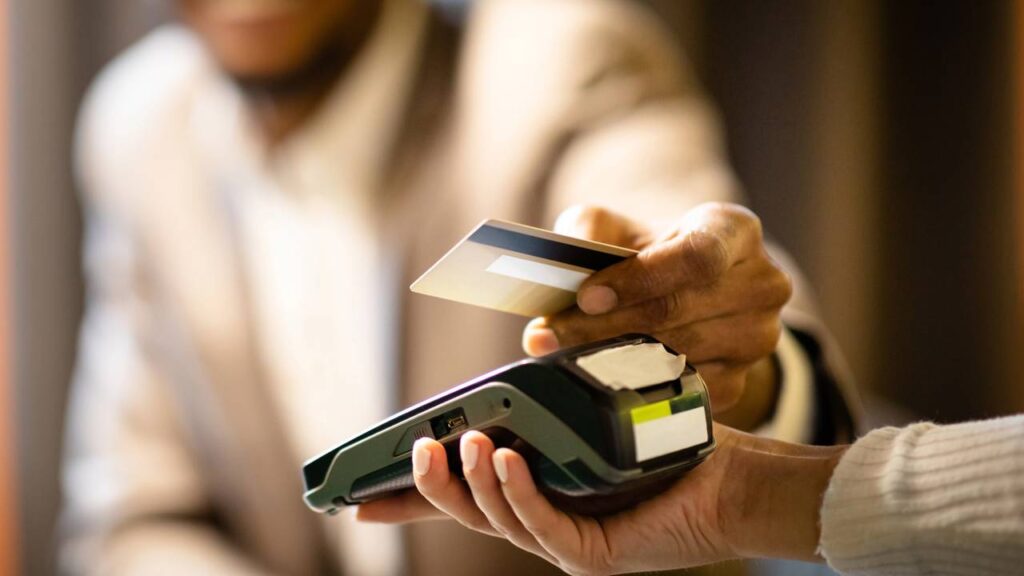 Aviso importante para quem usa cartão por aproximação em pagamentos no Brasil