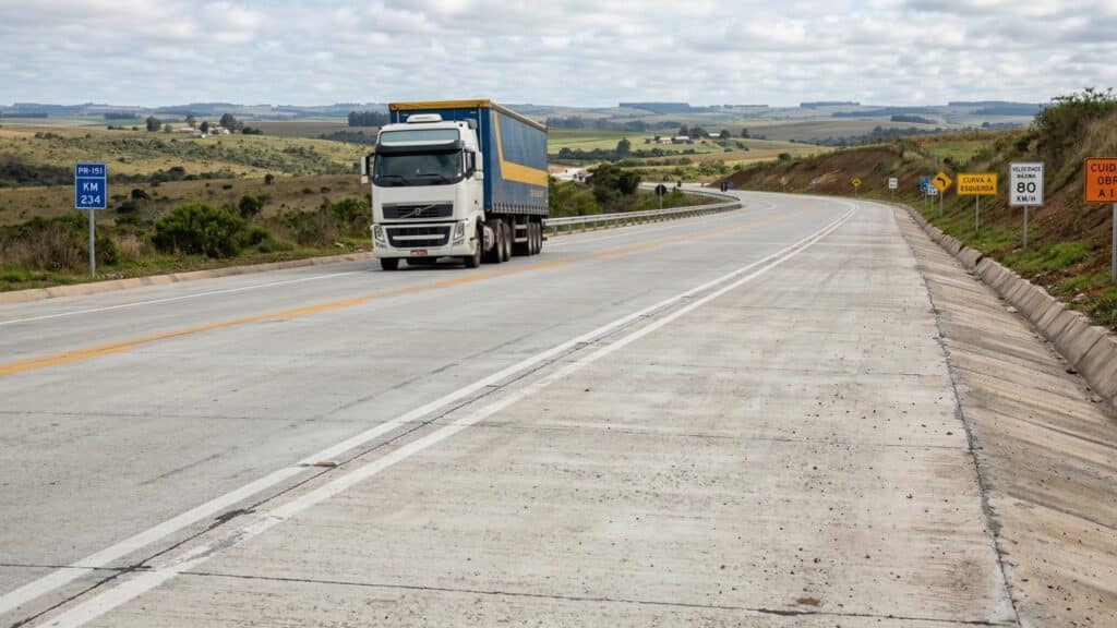 Com investimentos de R$ 257,2 milhões, a restauração da PR-151 chega a 35% e já mostra 5 quilômetros concluídos entre Ponta Grossa e Palmeira