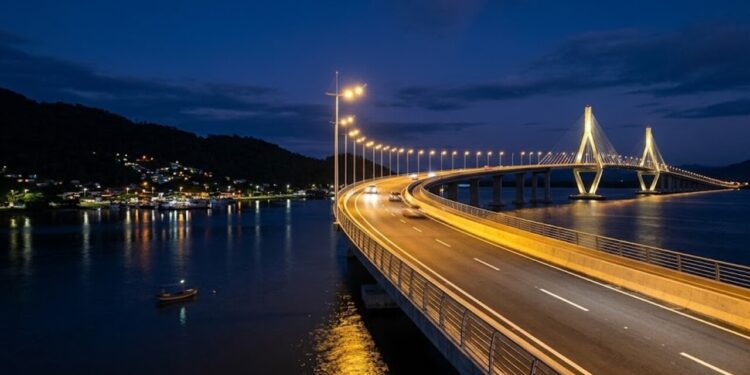 Ponte de Guaratuba ganha testes de luz após instalação dos 211 postes, impressiona com visual moderno e promete valorizar a paisagem noturna da região com investimento de R$ 400 milhões
