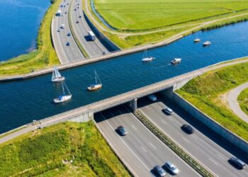 A 'estranha' Ponte Aqueduto de Veluwemeer de 25 metros que desafia a lógica e os barcos navegam 'por cima' dos carros