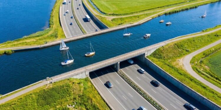 A 'estranha' Ponte Aqueduto de Veluwemeer de 25 metros que desafia a lógica e os barcos navegam 'por cima' dos carros