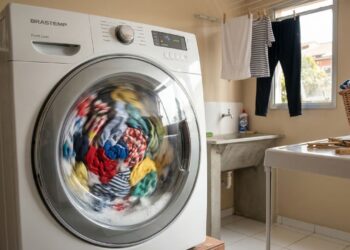A hora de lavar roupa pode influenciar a conta de luz, a secagem e até a umidade da casa