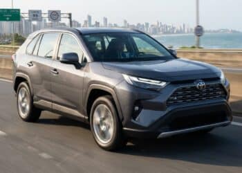 Novo Toyota RAV4 tem mudanças no interior e chama atenção em relação à geração anterior