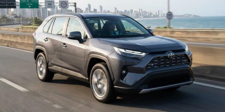 Novo Toyota RAV4 tem mudanças no interior e chama atenção em relação à geração anterior