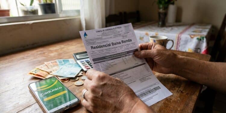 Susto com a fatura alta vira alívio quando o vizinho nos revelou como zerar a conta de luz através do CadÚnico