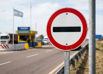 Poucos brasileiros sabem o que a placa de trânsito com círculo vermelho e faixa preta significa e por que é usada nas estradas