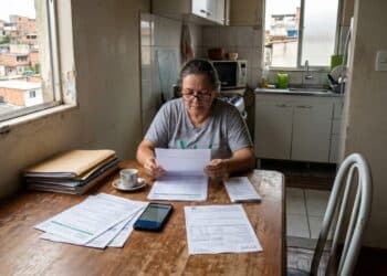 Brasileiros que moram sozinhos em 2026 podem ganhar benefícios sociais e diminuir gastos fixos