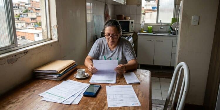 Brasileiros que moram sozinhos em 2026 podem ganhar benefícios sociais e diminuir gastos fixos