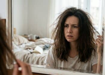 Você também acorda com o cabelo armado esse truque noturno pode resolver sem esforço