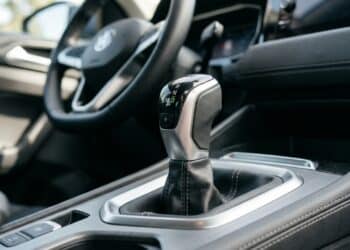 Dirigir carro automático sem CNH correta pode gerar multa de quase R$ 600 com nova lei