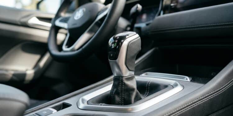 Dirigir carro automático sem CNH correta pode gerar multa de quase R$ 600 com nova lei