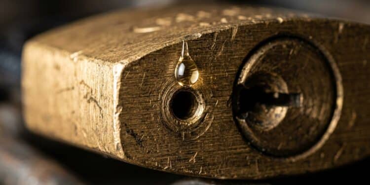 Por que o cadeado tem um pequeno furo embaixo e o que isso revela sobre sua durabilidade