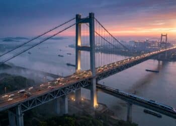 Ponte suspensa com 10 km, seis pistas e trilhos para trem-bala é inaugurada como a maior do mundo