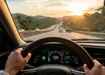 Motoristas que aceleram acima dessa velocidade podem perder até 3 litros a mais de gasolina