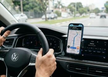 Quase 3.700 multas foram emitidas nos primeiros 3 meses com a nova lei de direção distraída em vigor