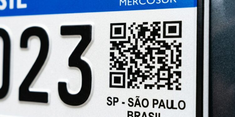 Esse detalhe na placa Mercosul está fazendo motoristas levarem perderem o carro e 4 pontos na carteira com R$ R$ 130,16 de multa