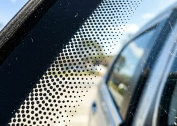 O detalhe no vidro do carro que quase ninguém percebe, mas esconde função surpreendente para sua saúde
