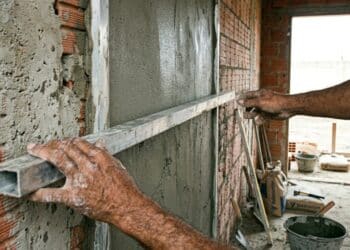 Técnica de reboco que garante acabamento perfeito em 3 horas usando medida certeira com uma régua