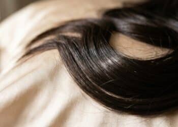 Top 5 hábitos noturnos simples que preservam a hidratação, reduzem a quebra e devolvem o brilho ao cabelo