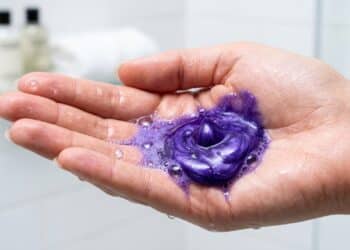 Adeus fios brancos: 5 shampoos baratinhos a partir de R$ 40 que já fazem diferença nas primeiras lavagens