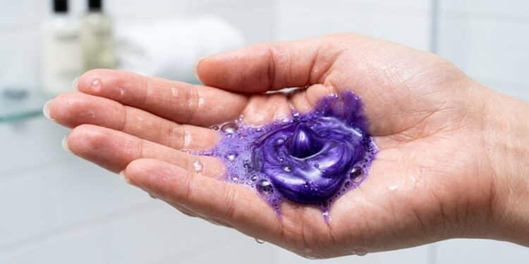 Adeus fios brancos: 5 shampoos baratinhos a partir de R$ 40 que já fazem diferença nas primeiras lavagens