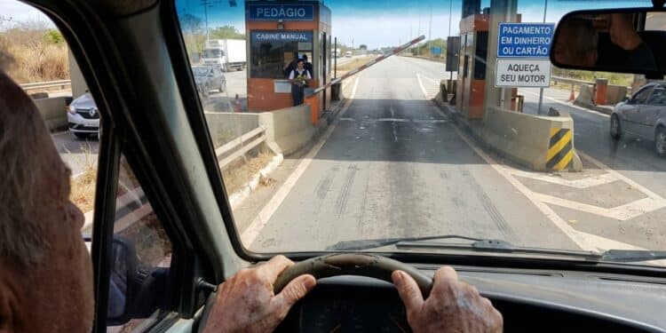 Pedágio gratuito para idosos pode virar realidade e beneficiar milhões de motoristas