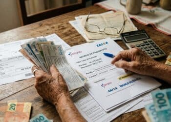 Nova lei torna mais fácil o cancelamento de dívidas para idosos acima de 60 anos em todo o Brasil