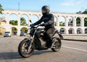 Condutores de motos elétricas terão até o fim de 2026 para emplacar o veículo e obter habilitação