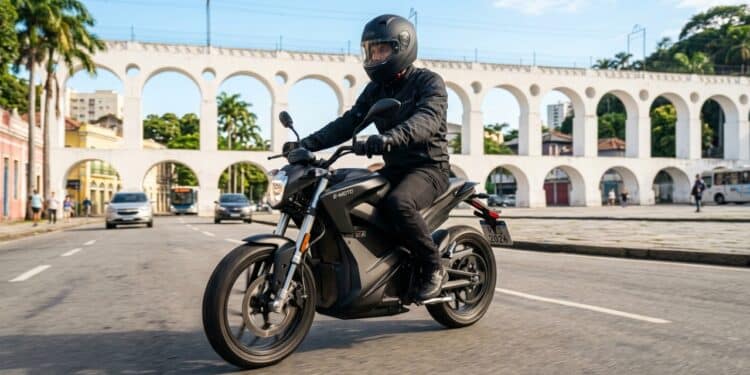 Condutores de motos elétricas terão até o fim de 2026 para emplacar o veículo e obter habilitação