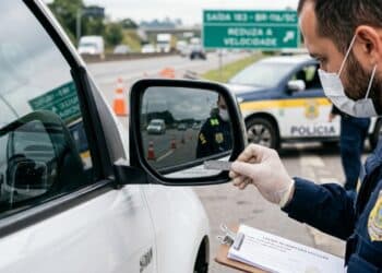 Motoristas desatentos podem levar multa de R$ 195,23 com nova regra dos retrovisores