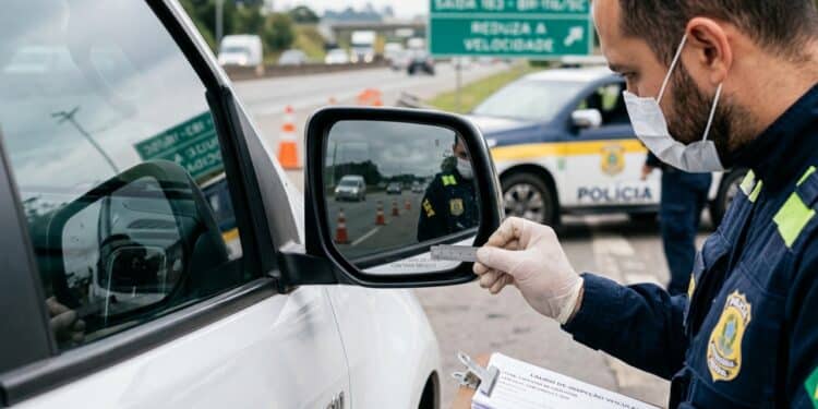 Motoristas desatentos podem levar multa de R$ 195,23 com nova regra dos retrovisores