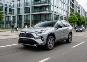 Toyota RAV4 2026 quase dobra capacidade da bateria na versão plug-in para entregar 100 km de autonomia sem usar gasolina