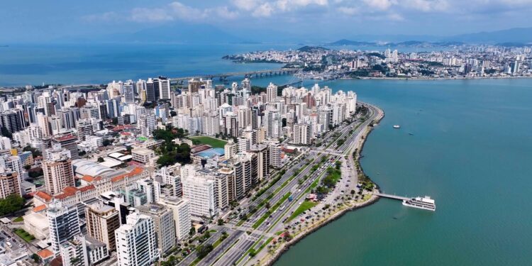 O nome mudou para Florianópolis em 1894, mas a transformação mais radical veio nas últimas décadas. / Créditos: depositphotos.com / Cristian_Lourenco
