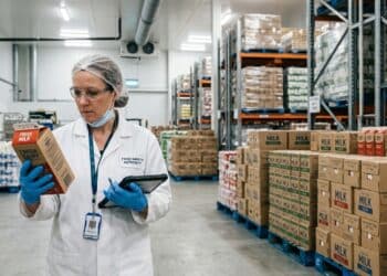 Anvisa emite alerta e proíbe venda de leite de marca popular após detectar irregularidade