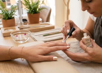 Adeus aos esmaltes e géis com glitter a partir de 1º de maio de 2026