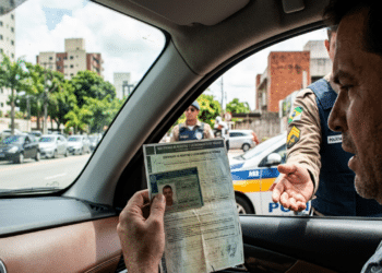 Multa será aplicada a motoristas que não estiverem com esses dois documentos exigidos por lei