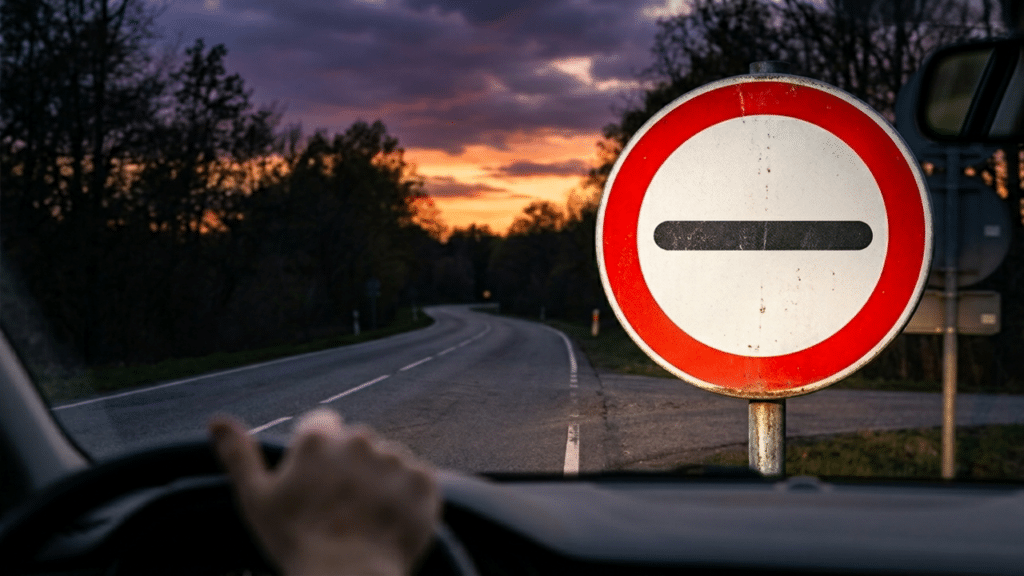 Pouquíssimos brasileiros sabem o que a placa de trânsito com círculo vermelho e faixa preta significa e por que é usada nas estradas