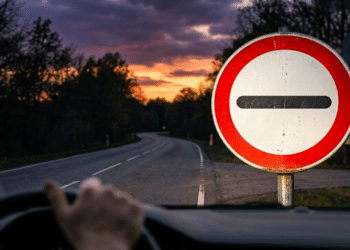 Poucos motoristas sabem o que a placa de trânsito com círculo vermelho e faixa preta significa e por que é usada em todas as estradas