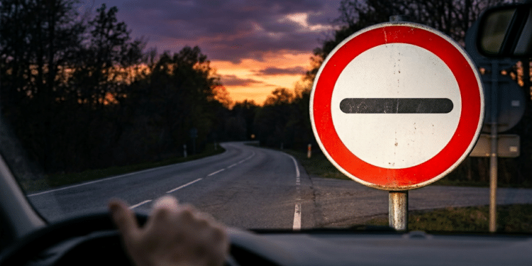 Poucos motoristas sabem o que a placa de trânsito com círculo vermelho e faixa preta significa e por que é usada em todas as estradas
