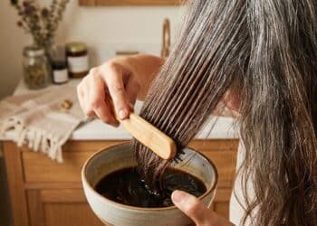Nem química, nem salão: A receita com casca de noz e chá preto que escurece cabelos grisalhos de forma gradual