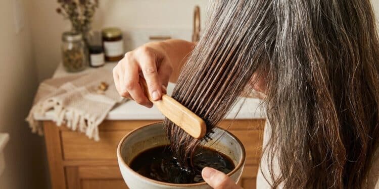 Nem química, nem salão: A receita com casca de noz e chá preto que escurece cabelos grisalhos de forma gradual