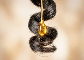 Adeus alisamento: truques que definem cachos, reduzem frizz e valorizam os fios após os 40