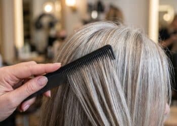 Adeus à tintura mensal: tendência que ajuda a disfarçar fios brancos e manter o visual natural